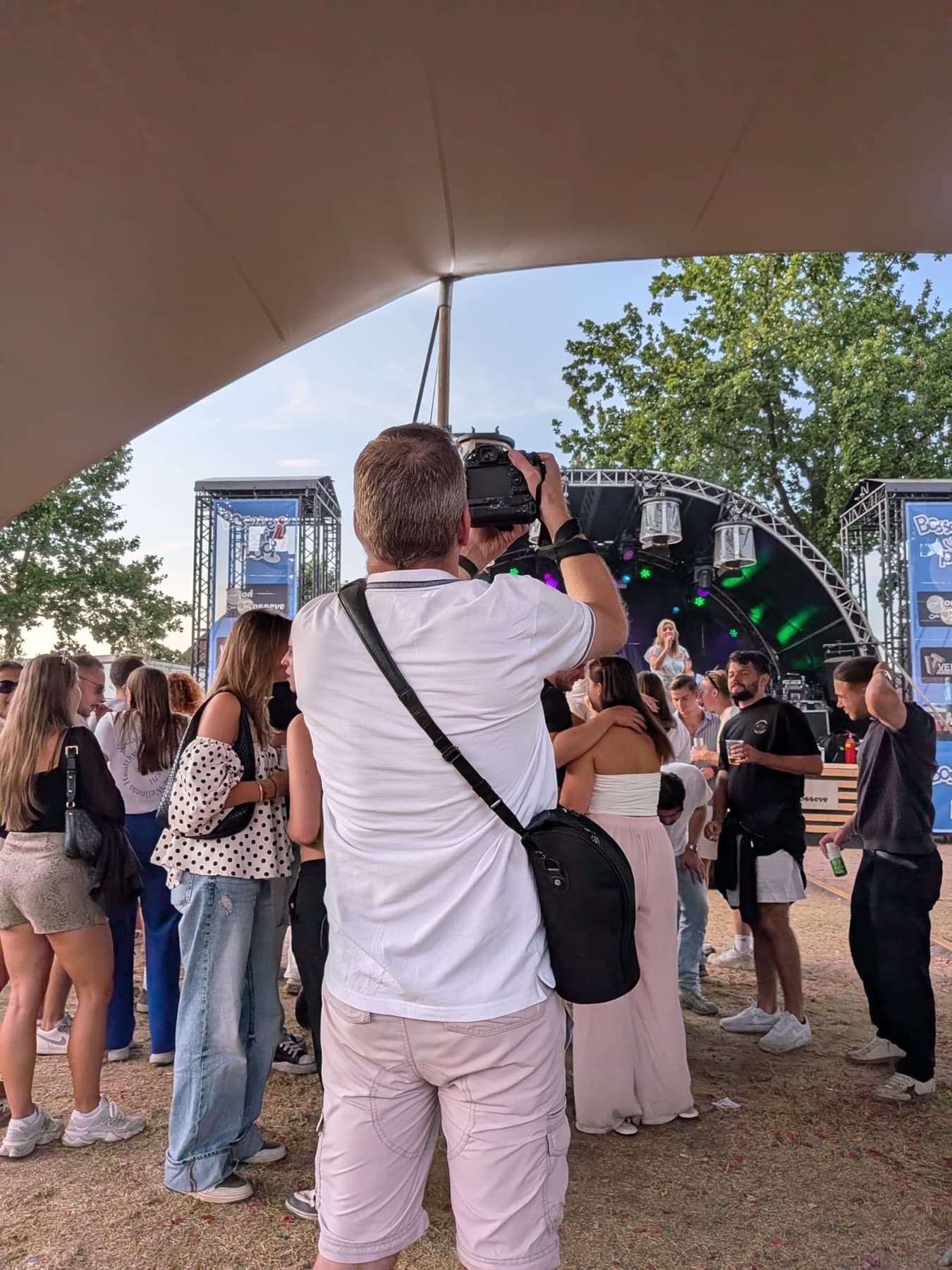 Publiek voor het festivalpodium van Bosseve vör Paol terwijl DaVinci speelt