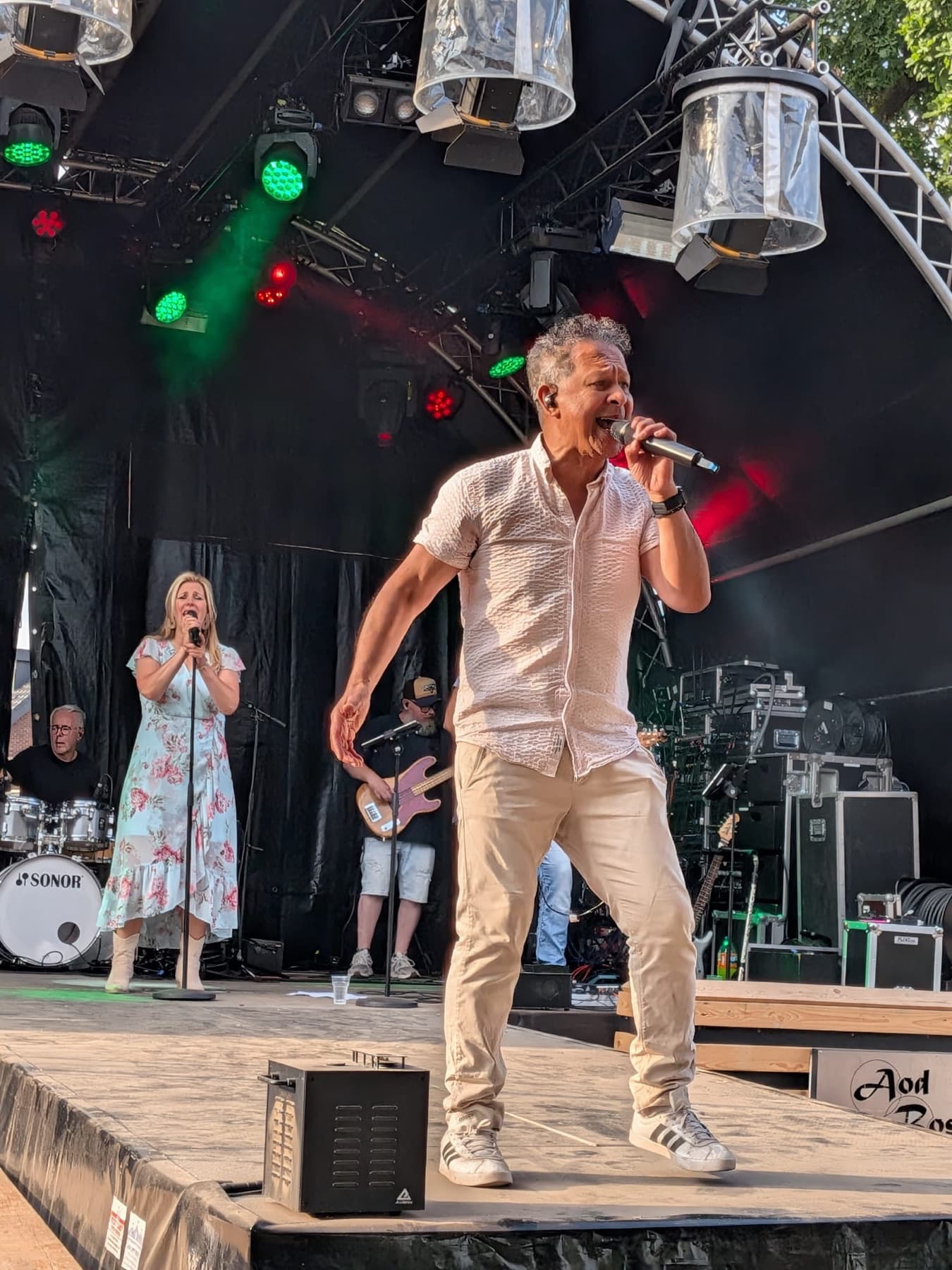 De zanger van DaVinci zingt vol overgave met de zangeres en bassist op de achtergrond